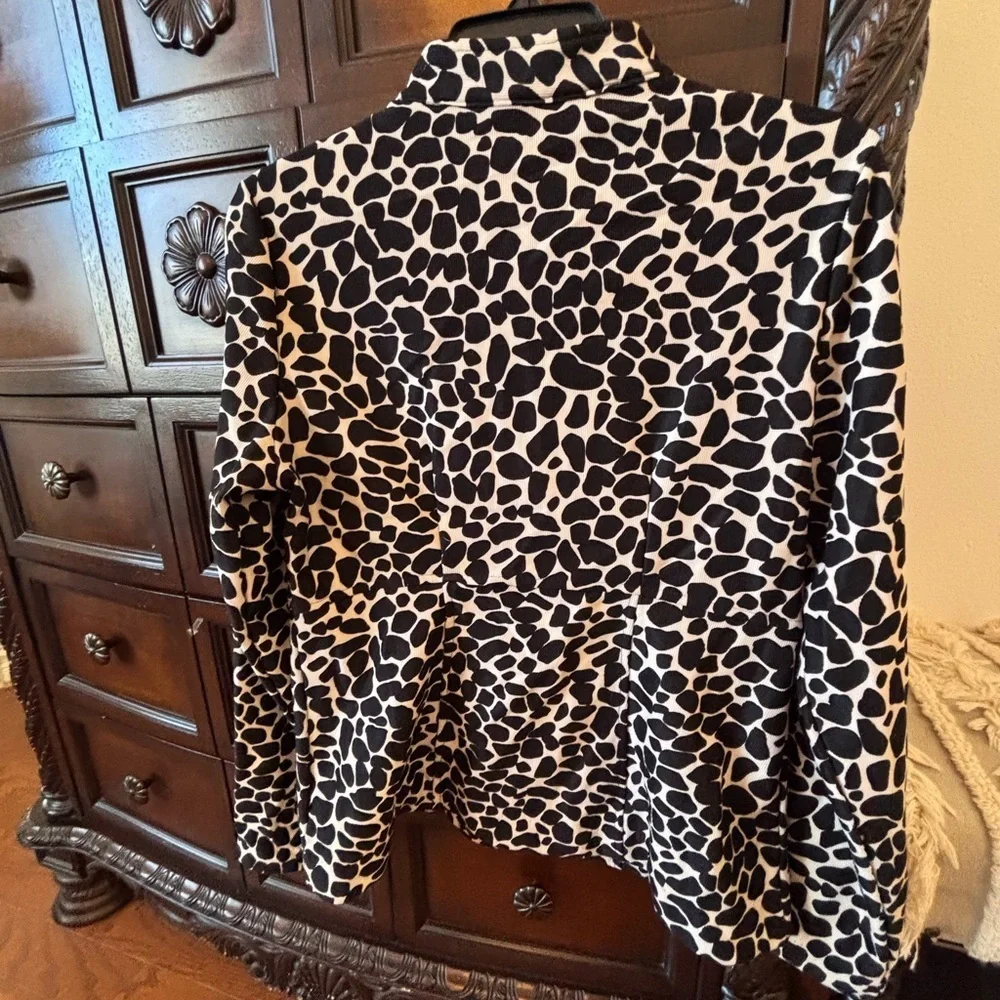 Notations Black and White zip up light jacket. - Picture 2 of 5